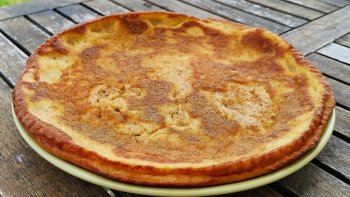 Le tartare est une varieté de gâteau caractérisée par une couverture de sucre souvent associée à de l'eau de rose. Le nom est un gallicisme de tartre, c'est-à-dire un gâteau