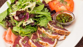 Un pavé de boeuf juste saisi et mariné dans une sauce soja, de Saké.