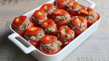 Nous connaissons tous les tomates farcies. Notre chef ordissinaute Minou nous présente une variante de la recette traditionnelle : voici les tomates farcies au veau.