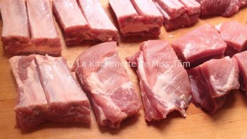 Une recette de côtes de porc incroyablement délicieuse que vous adorerez certainement. Personne ne croit que vous pouvez cuisiner comme ça à la maison. Une recette simple pour de délicieuses et savoureuses côtes de porc. ! -- (INGRÉDIENTS : Côte 1kg. - 1 c. à soupe de farine - 3 oignons - 1 c. à café de sel -  1/2 c. à café de Zira - 1/2 c. à café de poivre noir - 1/2 c. à café de piments forts - 200ml. de Bière brune - 300ml. de sauce tomate - 2 c. à soupe de sauce barbecue - 100ml. Eau - 2-4 gousses d'Ail - Laisser mijoter 60 minutes - 500 gr. de pommes de terre. ) !