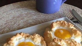 Aussi beaux que bons et facile à faire pour le petit-déjeuner. Ne sont-ils pas mignons et appétissants ces œufs nuages.......!!