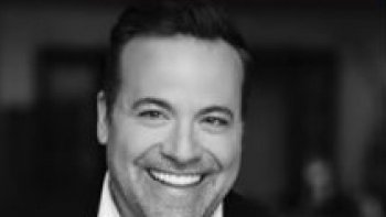 Christian Marc   GENDRON....
‌il est sympathique, il chante bien, il imite bien, les textes sont bien écrits, son bébé est trop mignon, bref un agréable moment malgré le confinement bises à tous