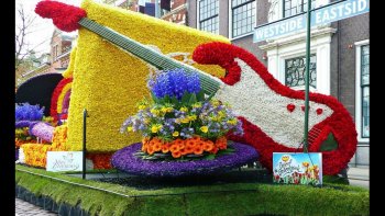 bonjour à tous ...
Un peu de soleil et de gaîté avec ce diaporama  partagé avec JB44 pour remettre de la couleur  dans nos cœurs un peu  refroidis en ce moment 
Chaque année les villes en Hollande rivalisent  d'originalité et de beauté  pour décorer des chars  avec les fleurs  qui font la réputation de ce pays ....