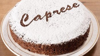 Gâteau originaire de l'île de Capri, qui lui a donné son nom. Sans farine et il est généralement saupoudré de sucre glace. Dans les années 1920 un pâtissier aurait oublié d'ajouter de la farine à la pâte, ses clients appréciant le gâteau léger. !