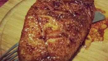 Le canard est une viande qui peut se cuire de différentes manières. Notre chef ordissinaute Minou a décidé de la marier avec du miel pour un plat réussi.