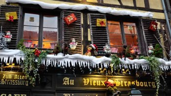 De la ville à la maison, les fêtes de Noël sont toujours une source d'inspiration, avec des décors pour tous les goûts et de majestueux sapins de Noël. Je vous propose un tour d'horizon de quelques-unes des décorations de Noël les plus remarquables. Partez pour une balade nocturne à travers plusieurs villes du monde.