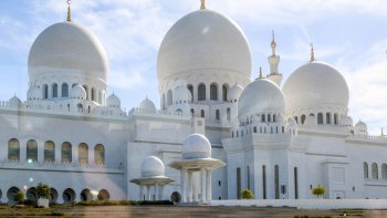 1 -  On regarde le diaporama en écoutant la musique.
2 - On réécoute en fredonnant, en chantant, en dansant...
C'est le but des séries "Musicalement vôtre ", vous offrir un bon moral et donc, une bonne santé et de la joie de vivre.