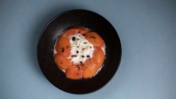 Un mélange de pêches et la faisselle de chèvre.  Recette estival.