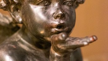 1 ... On écoute en regardant LES BAISERS ( Fil conducteur )
2 ... On réécoute en fermant les yeux en se laissant porter par la musique.

J'ai choisi le thême du baiser pour accompagner ma musique, car je pense que après un adieu, ce qui manque le plus c'est la tendresse et les baisers.Bonne audition.