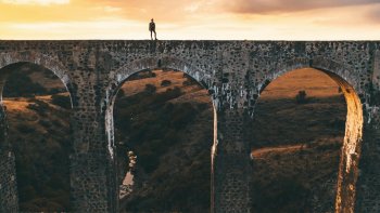 À ceux-là qui s’étonneront, que leur répondre ―
Les monuments, comme les mots, naissent caducs ;
Un jour s’élève, un jour s’effrite, et puis s’effondre
Un aqueduc.