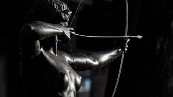 Comme moi, vous serez touchés par ces sculptures de Femmes .
Les artistes sont inspirés très souvent par les Femmes, la joie ou la souffrance.
Profitez de ce voyage Artistique 1° Visuel et Auditif et ensuite 2° Auditif ( les yeux fermés )
 Planez ... Rêvez ... Imaginez ... Vibrez ... Soyez vous-même !