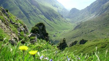 En suivant les chemins  caillouteux, montants  mal  aisés, dans les herbes sauvages  et  parfumées , où se réveillent  les  marmottes, et  bondissent  les  chamois ...jusqu'au moment  où le ciel semble toucher  la terre....comme un chemin  de fin du monde ! comme un chemin de paradis.....