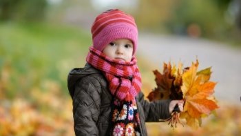 les feuilles mortes...au vent d'automne, dansent  l'adieu au  bel été....et vont mourir dans un tapis, multicolore, de souvenirs.....