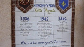 Entrevaux est un superbe village médiéval qui se dévoile à nous lorsque l'on évolue sur la route de la vallée du Var. Le vieux village date du Moyen-Âge tandis que la Citadelle fut remaniée et renforcée à la fin du XVIIème siècle par Vauban.