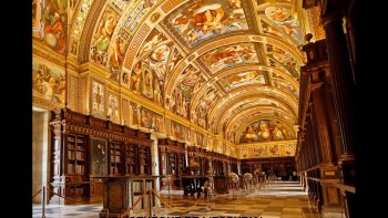Dans ces "palais majestueux ,,le silence est d'or ...! certaines plus sobres ,
il doit y faire bon  parcourir  des livres  précieux.  dans une atmosphère feutrée.