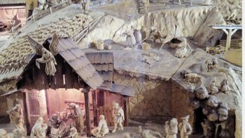 L'avis du Petit Futé sur VILLAGE DE RAJECKÁ LESNÁ
Plaque millesim 2022

Ce petit village abrite une reconstitution de la grotte de Bethléem en bois de tilleul sculpté, réalisée sur presque 20 ans par l'ébéniste Jozef Pekara. Ce village est devenu un lieu de pèlerinage dès le XVIe siècle. La basilique Notre-Dame-Des-Sept-Péchés, à côté de la grotte, a été construite en 1865 et abrite une statue de la Vierge du XIe siècle. La procession a lieu tous les 8 septembre. 

UN DOCUMENT (INTERNET) +1 vidéo et quelques photos
