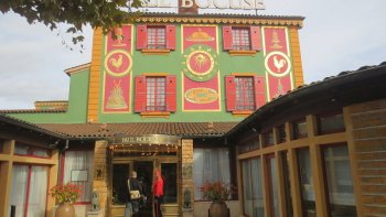 À l'instar d'autres célébrités disparues, ce grand Chef mérite les honneurs et la reconnaissance car son nom a fait rayonner la France  à l’international. 
Il avait une vision simple de la vie ...