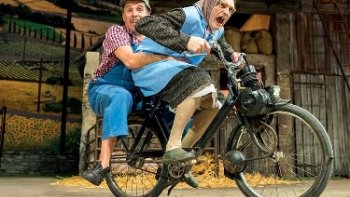 Découvrez l'univers déjanté des Bodin's. Pendant que Julie roupille, Christian part à la chasse aux vers et Maria nettoie les cochonneries de Navarro et Raffarin. !