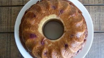 Ancienne pâtisserie d'Alsace et de Franche-Compté, confectionnée avec des reste de pain rassis ou de gâteau. - Dans les campagnes, ce gâteau remplaçait le plat de viande et faisait suite à une bonne assiette de soupe de légumes.