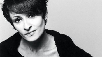 Cette chanteuse ne s'est plus échappée de nos mémoires: vingt ans après sa mort. Saluons une source d'émotions inépuisable " LA MAGIE DE BARBARA" une "oeuvre de vie", mytique...
