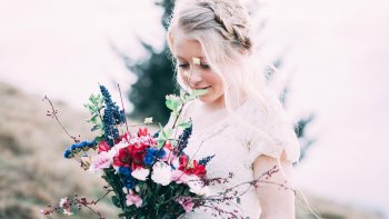 1 - Je vous donne un indice pour vous permettre de trouver le nom  de la Fleur      r
       recherchée .  
2 -  À la photo suivante, je vous donne la réponse en image et ainsi de suite.
.................................................................................................................................................
Si vous voulez prendre le temps pour réfléchir la 1 ère fois faites passer image par image, sans démarer le diaporama avec la musique, vous aurez plus de temps pour réfléchir.
Ensuite, vous regarderez le diaporama avec la musique.

Si vous trouvez plus de 6 bonnes réponses vous êtes TRÈS fort(e). 