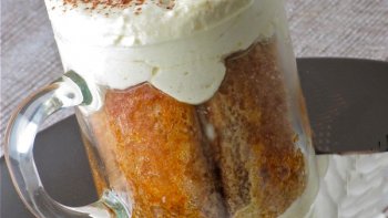 La bière se caractérise par une couleur très sombre, allant du brun au noir sombre.