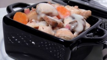 Vue le temps, quoi de mieux qu'un bon plat mijoté pour nous apporter un peu de réconfort ? et une blanquette de dinde au lieu de veau peut tout aussi être merveilleuse !