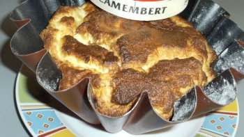 Vous obtiendrez des soufflés parfaitement montés si vous beurrez soigneusement les ramequins, jusqu'en haut avec un pinceau.