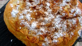 Le Bougatsa, gâteau emblématique, se mange au petit déjeuner en Grèce. 