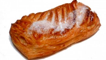 Le Brasillé est aussi appelé le « Beurré Normand ». Son nom vient de « brasier » car il avait un aspect au début du XX* siècle, qui était brûlé à cause de la cuisson du sucre...en plus cette pâte à pain très beurrée etait cuite à la braise.