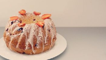 Ramène ta Fraise ! et viens découvrir cette brioche parfumée à la fraise gariguette (ou autre), pour le goûter, petit-déjeuner ou tout simplement pour la picorer...
