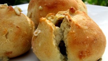 Gourmandise très locale. Les Aveyronnais du nord ne connaissent pas les Gatis.  Petites brioches de Millau Aveyron, au pays du Roquefort.