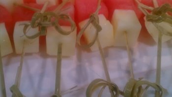 Savoureuses brochettes aux fruits de saison. Dessert tout simple, rapide et gourmand