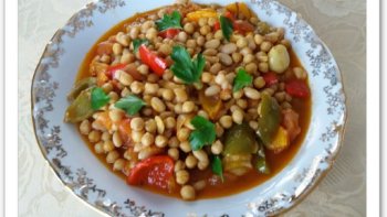 Plat traditionnel d'Afrique du Sud. Une recette en sauce colorée et épicée très savoureuse. Le Chakalaka peut se déguster chaud ou froid.