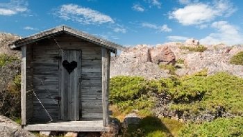 beaucoup  d'anciens  ont connu,cette petite  cabane  au  fond du jardin......Ses charmes sont contés, par   des humoristes....avec ......dérision  et bonne humeur  attendrie