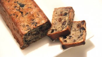 Avec une bonne odeur de banane, une texture entre flan et le cake, ce banana bread du pauvre est délicieux !