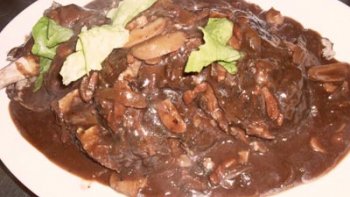 Pour cette recette demander à votre volailler de vous couper le canard en morceaux.