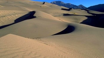 Partons pour le désert avec notre ordissinaute Poupette à la découverte des oasis, la mer de sel et des dunes à perte de vue.