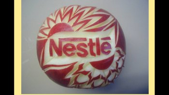 les artistes de tout genre et de tous horizons mettent leur imagination au service de l'art pour nous étonner toujours un peu plus...
j'ai essayé... pas si facile que ça... à votre tour ,,c'est amusant pour faire une belle présentation  de table , ludique et originale ...