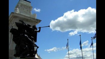 
Un diaporama plein de "fantaisies" ! Le talent du photographe est clairement à souligner !
Ainsi que l’œil du maître, l'humour, et bien entendu, la chance d'être là au bon moment...
Doris et Vivi sont ravis de le partager avec vous...