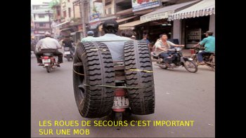 Les diverses utilisations de la mobylette ! Très drôle ! Mais certainement pas en France !