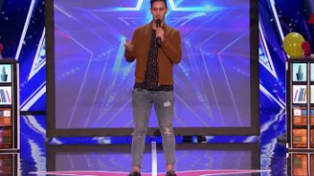 Regardez bien... c'est Époustouflant, quel Incroyable Talent !
Le reportage est en anglais mais le jeune homme explique qu'il propose un tour de magie extraordinaire ...