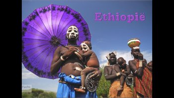 On s'installe confortablement dans son fauteuil et nous allons voir ces hommes, femmes et enfants de l'Ethiopie.....qui sont si beaux....et qui ont pourtant une vie rude et qui sont coquets!!!!j'ai remarqué qu'ils sont très grands !!!!