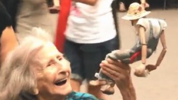 Un cadeau pour ce début d'année ,,,   un peu de rêve  en ces temps perturbés
quel talent !!!


