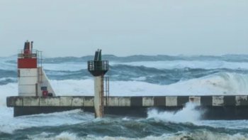 UN PETIT TEXTE LIBRE ....ECRIT IL Y A 3 ANS  
TOUT À FAIT D'ACTUALITÉ  
avec ces tempêtes  qui agressent nos belles côtes et leurs habitants

Mes pensées à tous ceux  qui  sont dans la tempête