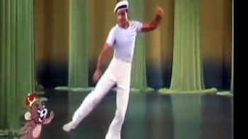 Tout simplement fabuleux ! le montage est un vrai chef d’œuvre. Le travail pour le découpage vidéo, la recherche d'éléments et l'adaptation au rythme est extraordinaire. Une communion inattendue entre une chanson "disco" et des éléments cinématographiques bien plus anciens où nous retrouvons des stars comme GENE KELLY, FRED ASTAIRE, JERRY LEWIS, CYD CHARISSE, LAUREL ET HARDY et d'autres artistes qui ont illuminés nombres films... ça donne des fourmis dans les pattes...
