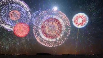
> Une minute et 45 secondes de feux d' artifice au Japon au Mont Fuji .
> Ce spectacle serait le premier du genre au monde (pyrotechnie sphérique).
> Probablement le meilleur feu d'artifice au monde que vous ayez vu...