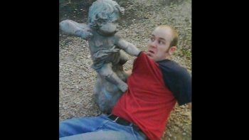 Photos  prises  avec des statues , 
,de jolies et    amusantes mises en scène,,,,
  

