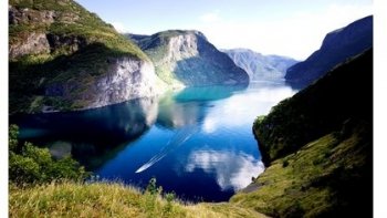 une invitation à la découverte de  cette région  ,grâce à un drone...
la technologie au service du voyage  pour tous ceux qui n'ont pas cette chance ni les moyens

