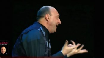 Pour fêter  dignement l'anniversaire  de sa femme  Rébecca, Salomon  Bénichou, l'invite à dîner, dans un cabaret, qu'il prétend ne pas connaître ! mais la soirée,prend une tournure  débridée  ! 